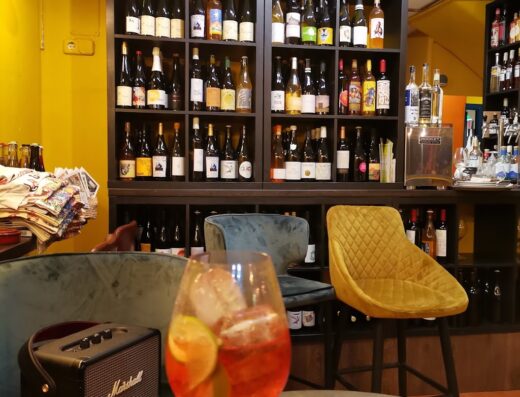 La Garrina Natural Wine Bar & Restaurante – Solo el Amor Salvara el Mundo – Wine Shop & Coffee